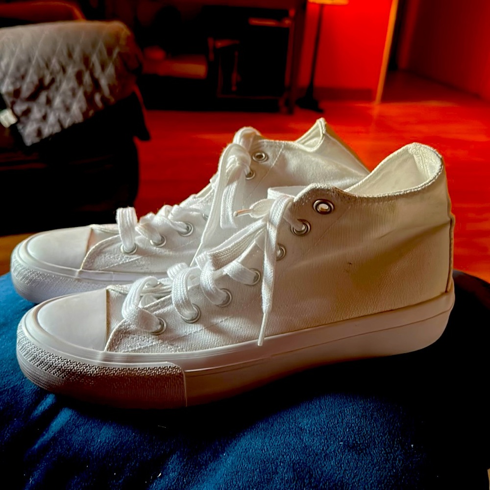 Tenis shoes size 8